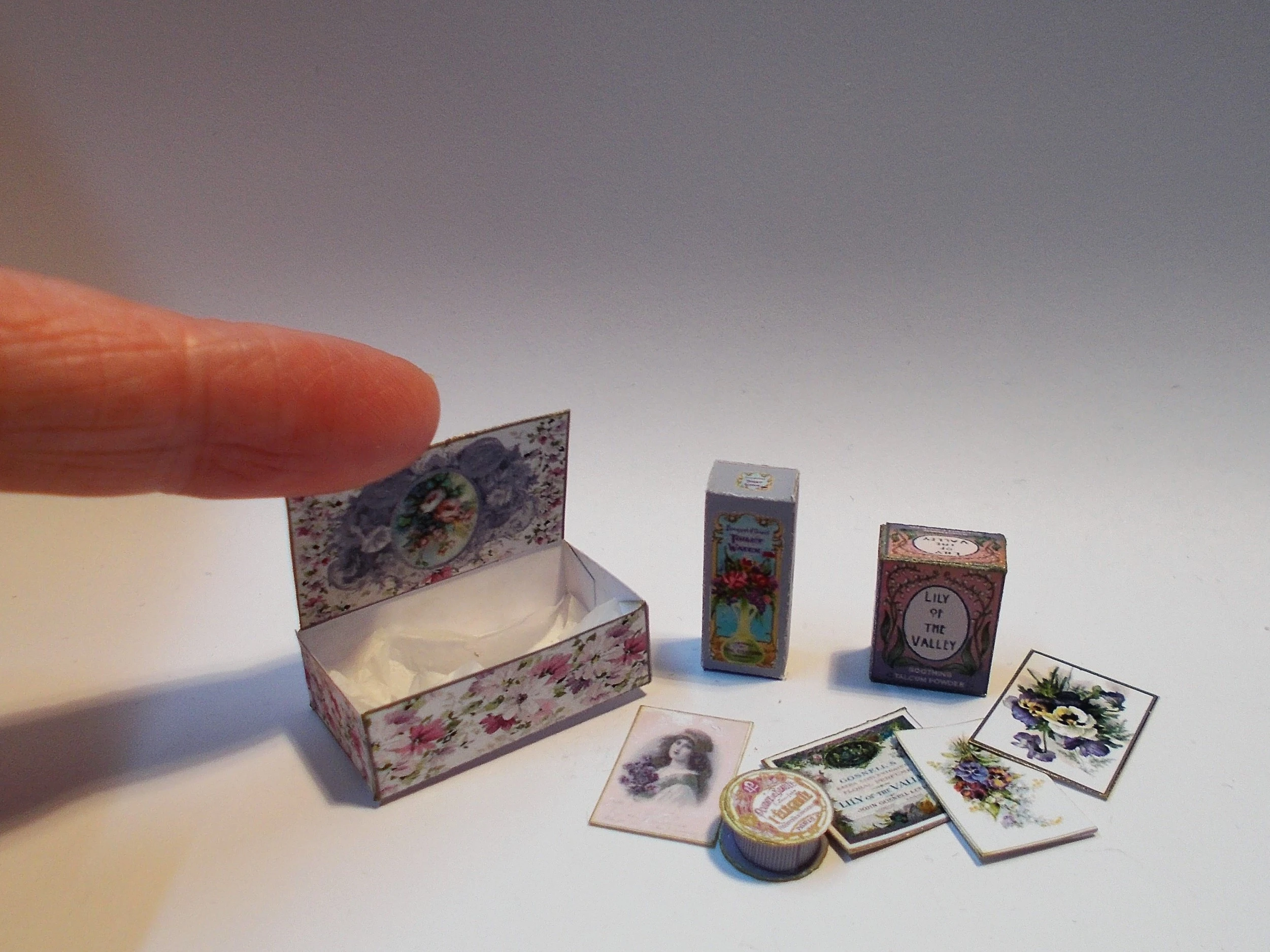Kit - Lady Keepsake Box ,sachet,perfumes,photos & More - ZENA'S MINIATURES