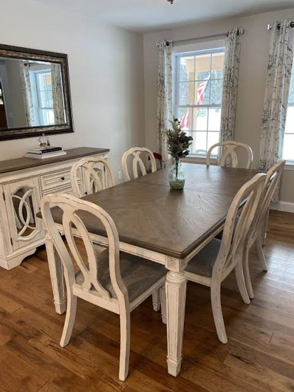 Realyn dining room set