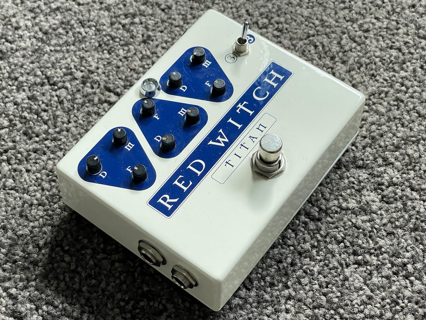 Red Witch Titan Tone Lounge