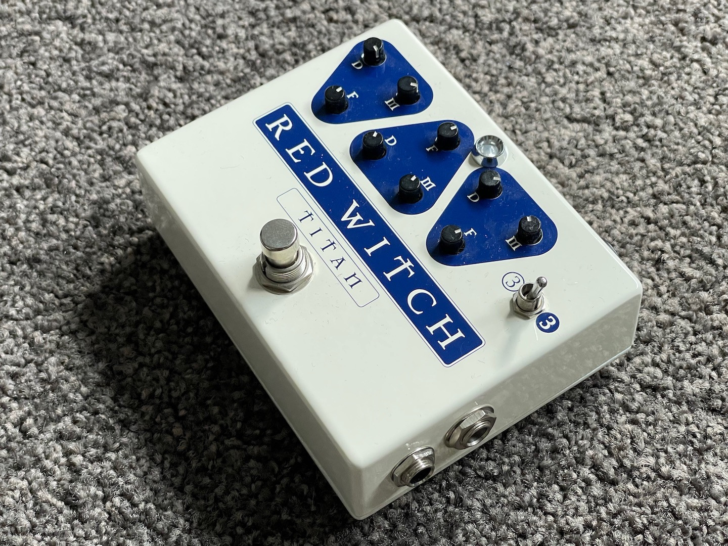 Red Witch Titan Tone Lounge