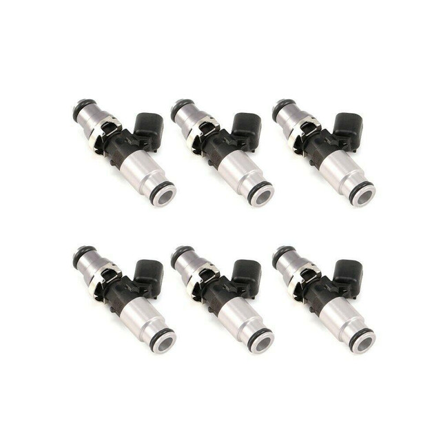 Precision Fuel Injectors from Injector Dynamics ID1700-XDS 1700.60.14.14B.6, set of 6 fuel injectors with 14mm grey top adapters and silver bottom adapters, high-performance automotive fuel injectors for optimal engine tuning.