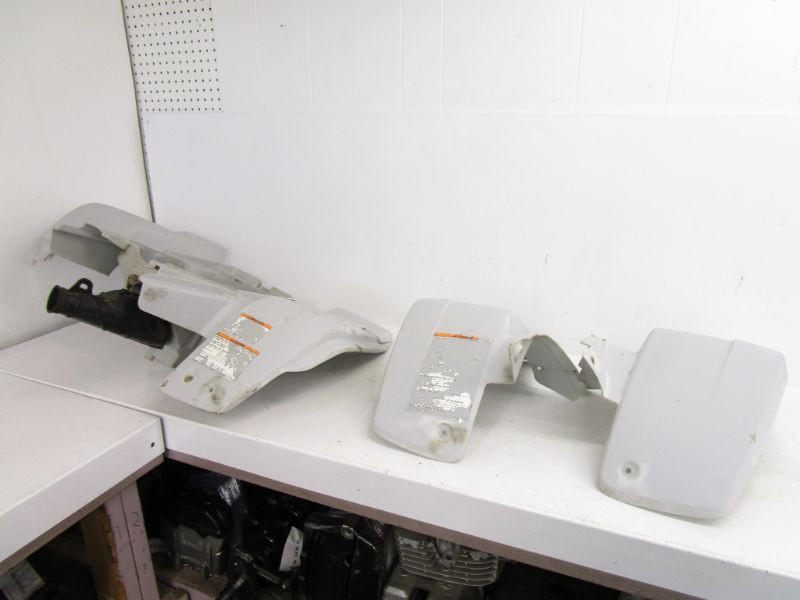 00 Yamaha Blaster YFS 200 Front Rear Fenders White 2XJ-W2161-N1-00