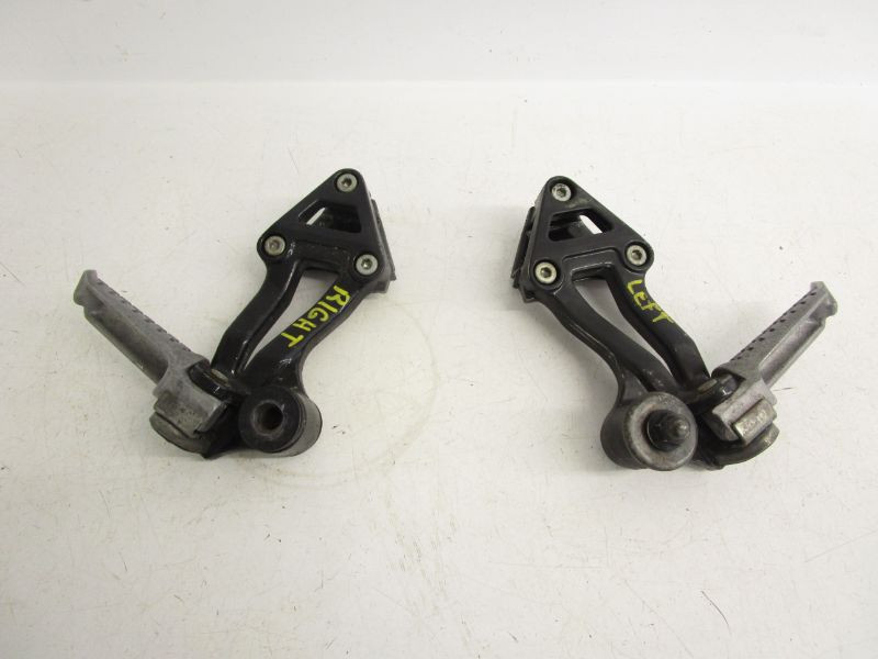 92 Kawasaki ZX 1100 C ZX11 Rear Passenger Foot Pegs 35011-1522-10