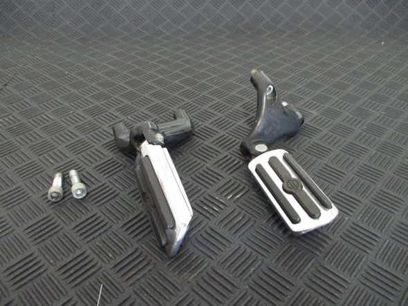 05 Harley Davidson Sportster XL 1200 Custom Rear Passenger Pegs Mount 2005 05 Harley Davidson Sportster XL 1200 Custom Rear Passenger Pegs Mount 2005