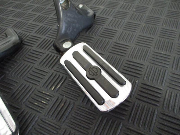05 Harley Davidson Sportster XL 1200 Custom Rear Passenger Pegs Mount 2005 05 Harley Davidson Sportster XL 1200 Custom Rear Passenger Pegs Mount 2005
