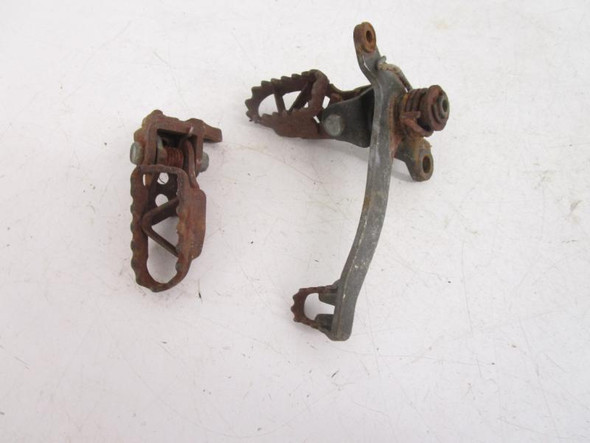 82 Yamaha YZ 250 Foot Pegs Left Right 5X5-27421-00-00 1982 82 Yamaha YZ 250 Foot Pegs Left Right 5X5-27421-00-00 1982
