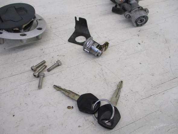 06 Suzuki DL 650 Vstrom Lock Set Ignitionm Switch Gas Cap 37000-27862 2004-2011 06 Suzuki DL 650 Vstrom Lock Set Ignitionm Switch Gas Cap 37000-27862 2004-2011