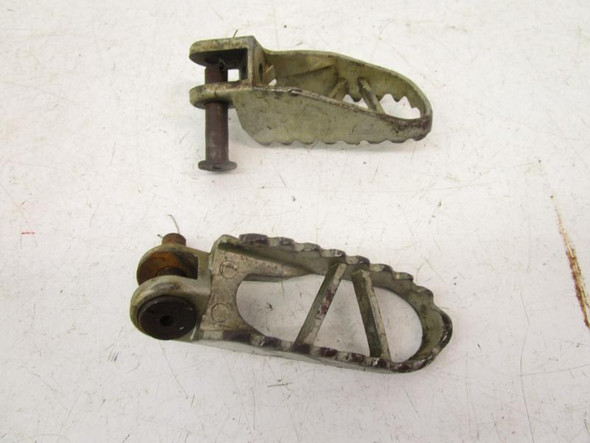 94 Suzuki RM250 RM 250 Foot Pegs Left Right 43551-28E10 1994-1998 94 Suzuki RM250 RM 250 Foot Pegs Left Right 43551-28E10 1994-1998