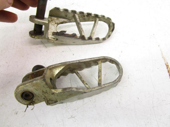 94 Suzuki RM250 RM 250 Foot Pegs Left Right 43551-28E10 1994-1998