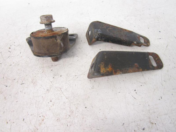 02 Polaris Sportsman 700 Carb Carburetor Mount Stay Bracket 5245519-067 2002 02 Polaris Sportsman 700 Carb Carburetor Mount Stay Bracket 5245519-067 2002