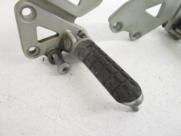 95 Kawasaki ZX 6E ZX600 Ninja Front Foot Pegs Left Right 35011-1638-VZ 1993-1999