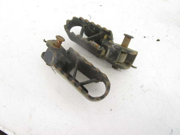 79 Yamaha YZ 125 Foot Pegs Left Right 3R4-27421-00-00 1979 79 Yamaha YZ 125 Foot Pegs Left Right 3R4-27421-00-00 1979