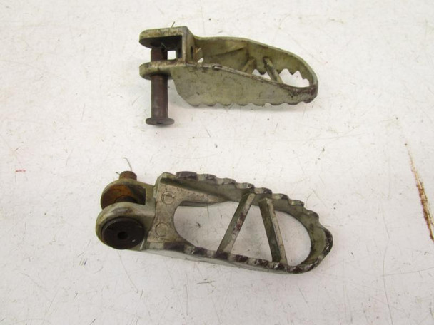 94 Suzuki RM250 RM 250 Foot Pegs Left Right 43551-28E10 1994-1998