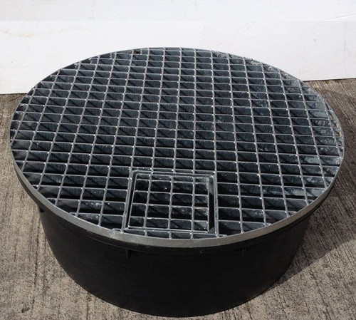 Round reservoir with galvanised steel grid