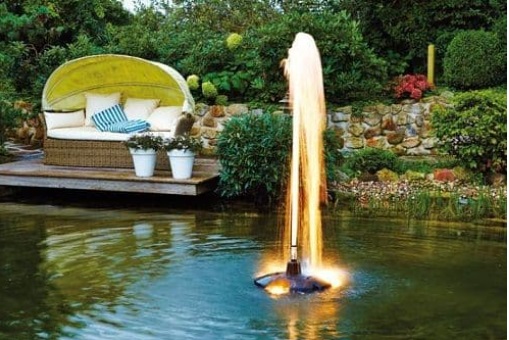 floating fountain with foaming jet nozzle