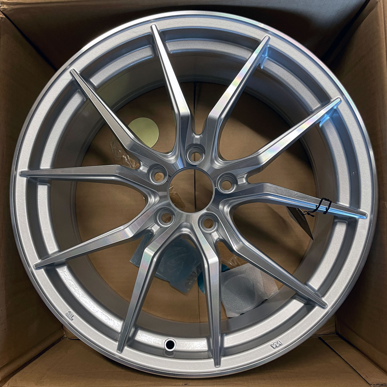 Scratch/Dent Advanti Hybris Wheel, 18x8 Silver - ViVA Performance
