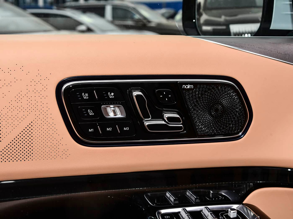 2026 Zeekr 9X Hyper - Polar Day White / Dune Beige | REF020426