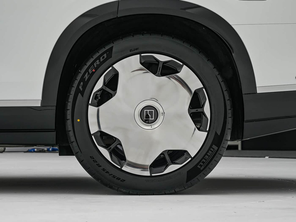 2026 Zeekr 9X Hyper - Polar Day White / Dune Beige | REF020426