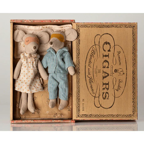 Mum & Dad Mice in Cigar Box