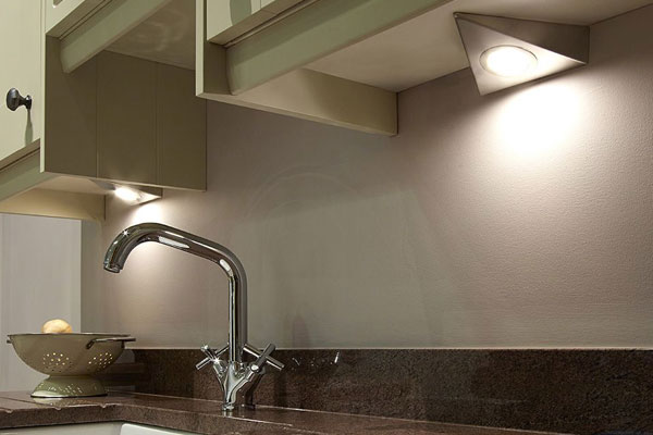 bermuda-led-traingle-under-cabinet-light-1.jpg