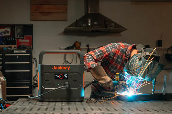 jackery-portablepower-station-at-work.jpg