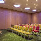 Designed to ensure a  56dB sound isolation, the acoustic concertina partitioning walls DIVIDERS-MW can be integrated in events venues, educational centres, or hotels.