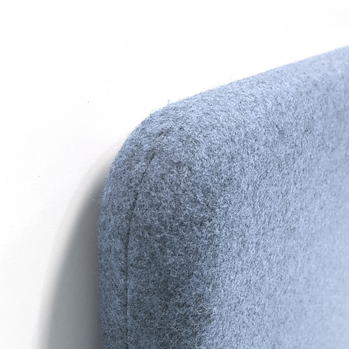 The Muffle space partition screen upgrades the conventional composition of an acoustic screen through a thicker sound absorbing coating.