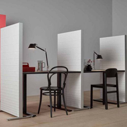 The Alumi acoustic screen adds a playful touch to space partitioning - horizontal lines white panels - side view - in office.