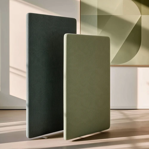 Muffle 70 freestanding acoustic screen in an office
