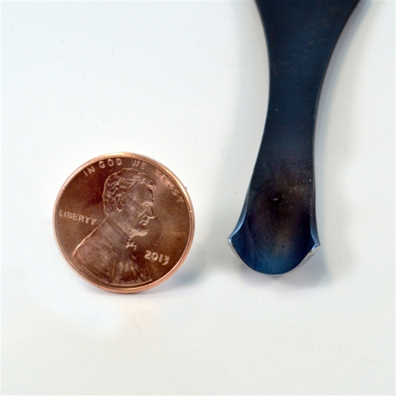 Flexcut FR451 Palm  7/16" Spoon Gouge next to a penny to compare the size of the end of the spoon gouge.