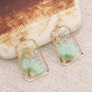 Curved corner rectangular earrings featuring mint colored dried flowers and baby's breath set in clear acrylic with a gold border.