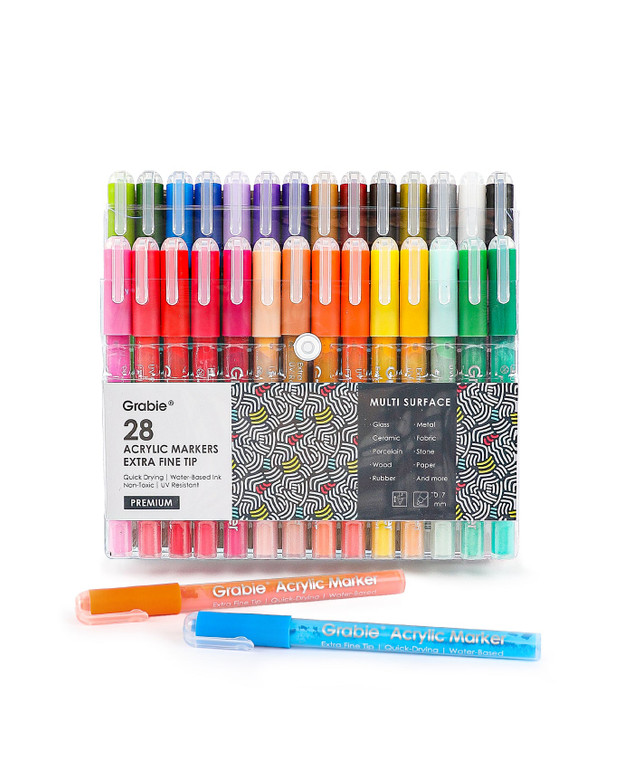 28 marker set in its plastic packaging, 2 markers displayed in front.