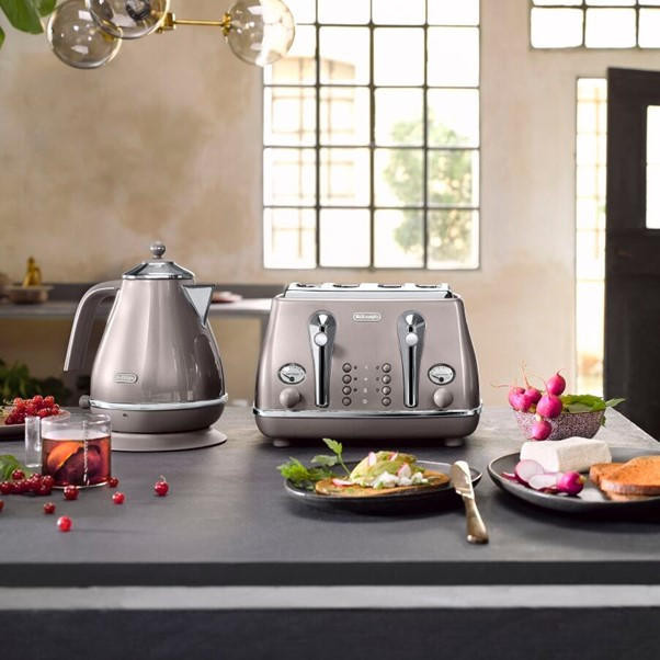 DeLonghi Icona Metallics Pink Kettle | KBOT3001.PK - expert.ie
