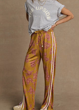 THE UPSIDE women’s floral Fantasy Roma Pant is a true-to-size fit and features an elasticated waistband with a drawcord, side pockets and cream side stripes. The perfect summer wardrobe piece.