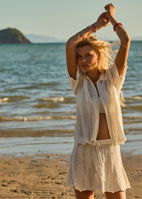 THE UPSIDE women's cream Agni Elysia Knit Skirt is designed for a regular fit and features a chevron knit design and an elasticated waistband with drawcord. The perfect vacation piece.