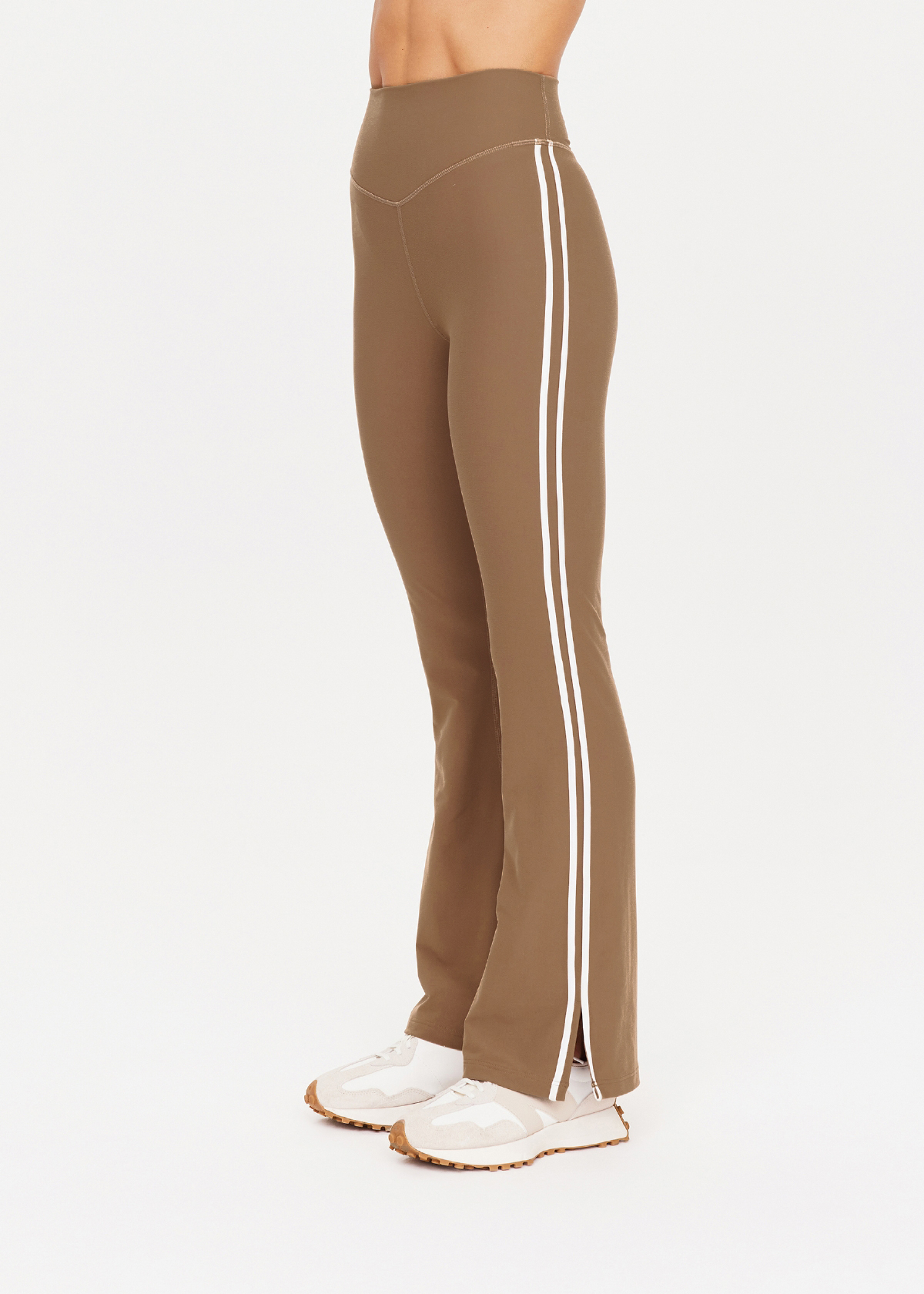 【The Upside】 Peached Florenceフレアスウェットパンツ PEACHED FLORENCE FLARE in MOCHA | The UPSIDE
