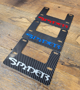 Plaque (Cadre) Licence Spyder - Noir Carbone Avec Option De Plaque Couleur "Match" Plaque (Cadre) Licence Spyder - Noir Carbone Avec Option De Plaque Couleur "Match"