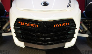 F3 Grille Avant Noir - Logo "Spyder Ryder" (CONVIENT AUX F3S/F3T/F3LTD) NE FAIT PAS Pour Les Modèles De Base Et La Grille Sport F3 Grille Avant Noir - Logo "Spyder Ryder" (CONVIENT AUX F3S/F3T/F3LTD) NE FAIT PAS Pour Les Modèles De Base Et La Grille Sport