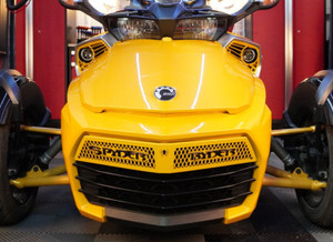 F3 Grille Avant Jaune Circuit - Logo "Spyder Ryder" (CONVIENT AUX F3S/F3T/F3LTD) NE FAIT PAS Pour Les Modèles De Base Et La Grille Sport F3 Grille Avant Jaune Circuit - Logo "Spyder Ryder" (CONVIENT AUX F3S/F3T/F3LTD) NE FAIT PAS Pour Les Modèles De Base Et La Grille Sport