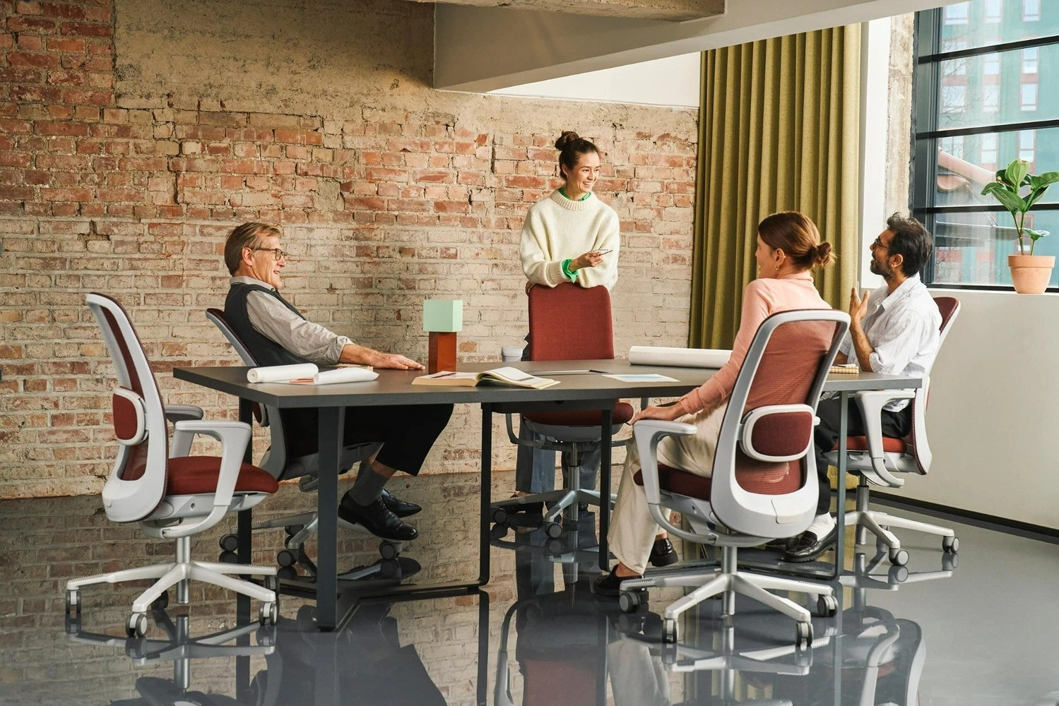 H&Aring;G SoFi ergonomic office chair at a workstation
