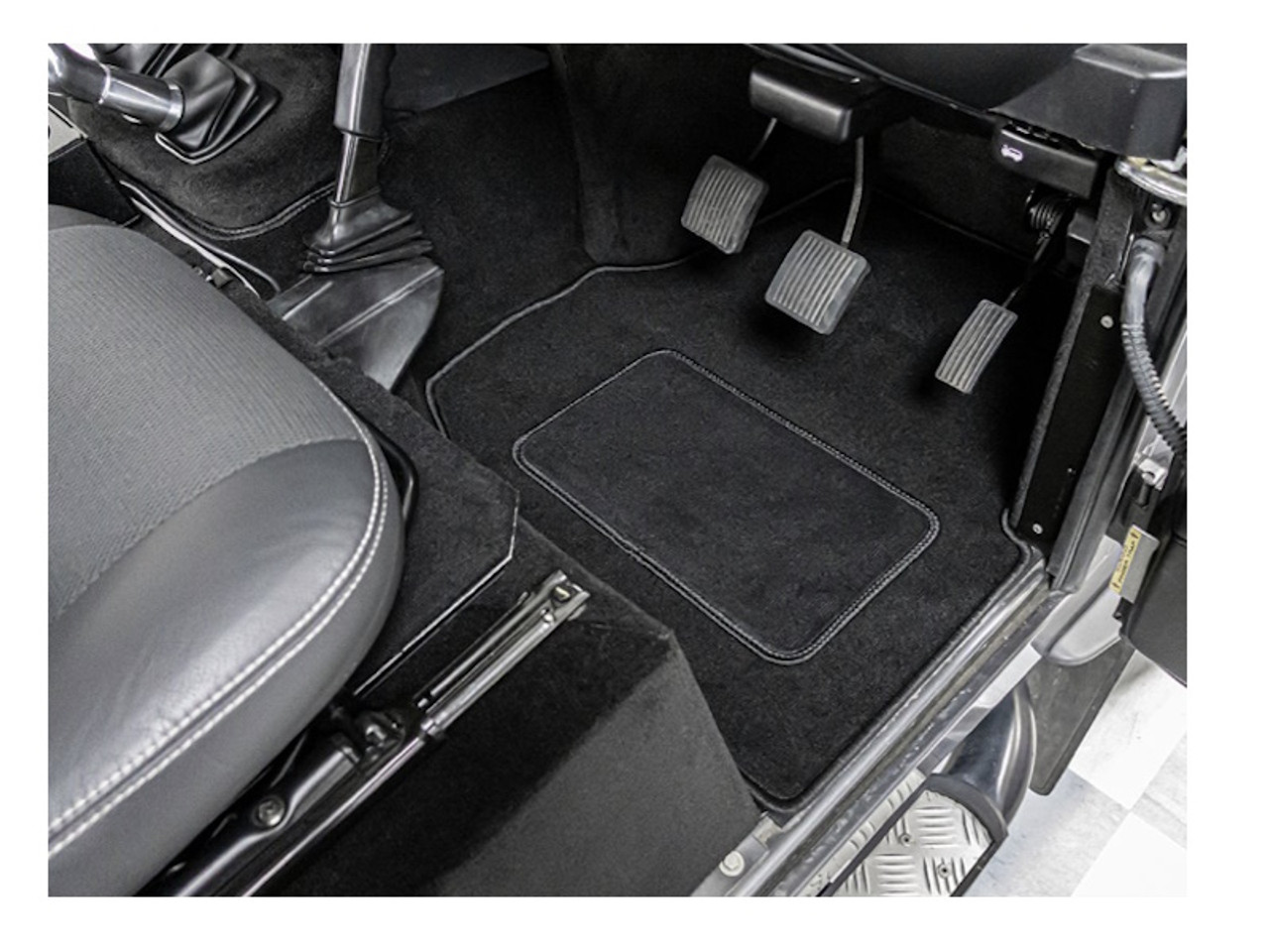 Britpart Black MT82 Defender 2.4 Tdci Carpet Set - DA4912