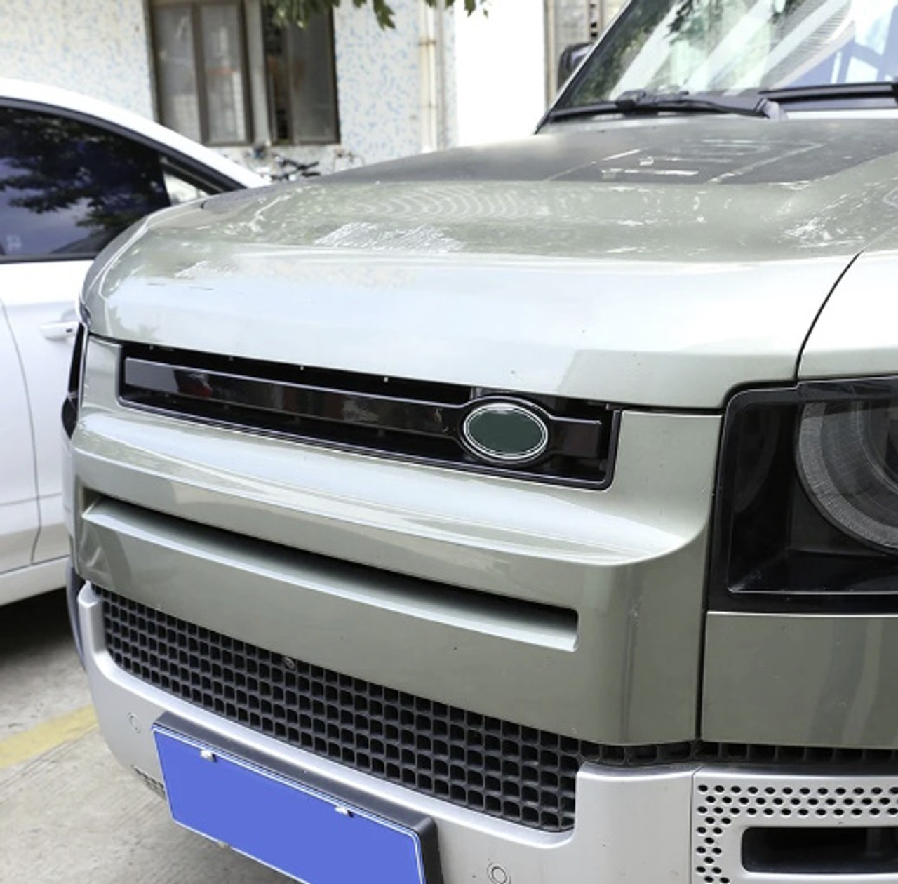 New Defender Gloss Black Grill Trim - LR134880