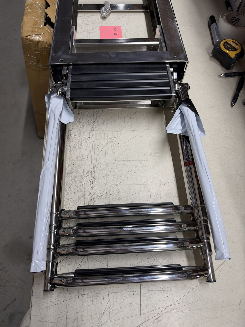 LADDER RETRACTABLE 4 RUNG W/ HANDLES