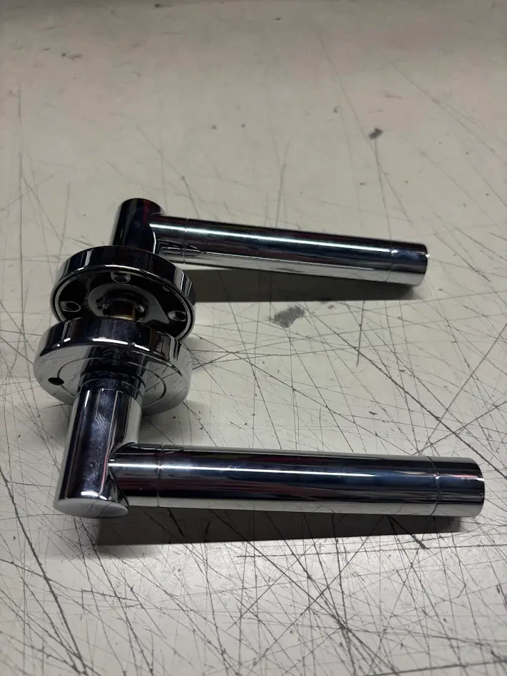 Solid Barrel Door Handle (Chrome, w/ Lock)