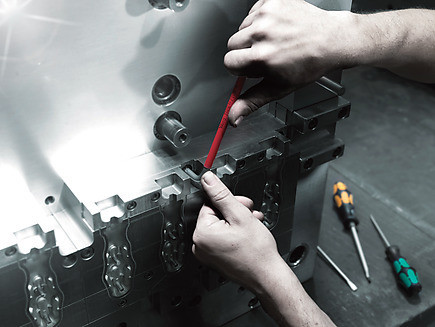 Technician using the Wera 073593 950 SPKL/9 SM N SB Multicolour Metric Allen/Hex L-Key Set 9-Piece on industrial machinery.