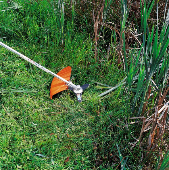 STIHL 250-3 brush knife blade cutting thick grass and vegetation with brushcutter.