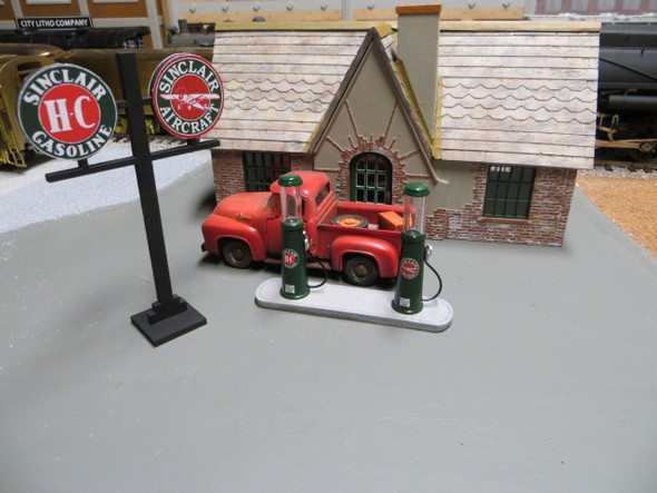 O Scale 20s Sinclair Gas Station Resin Kit w/ pumps