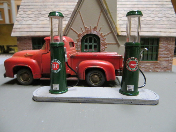 O Scale 20s Sinclair Gas Station Resin Kit w/ pumps