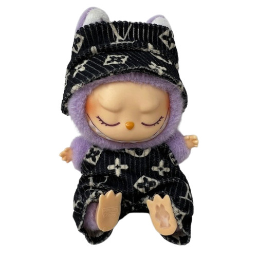 Trendy Overall & Headband Outfit for 17.5cm Labubu – Adorable High-Fashion Style Trendy Overall & Headband Outfit for 17.5cm Labubu – Adorable High-Fashion Style
