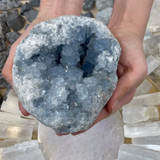 Blue celestite geode – 600–800g – texture and formation